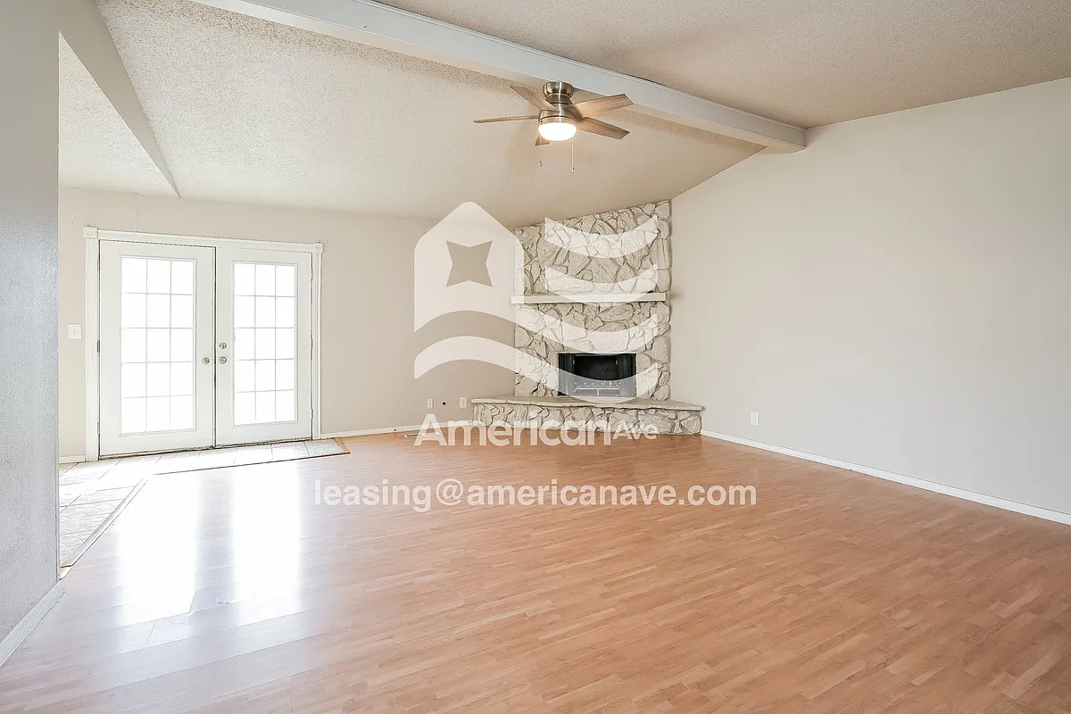1582898_002_living_room_14212340.jpg - 2449 S 139th East Ave