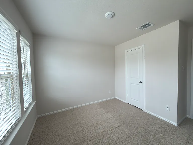 406 Kingsbury Ave — Photo 5