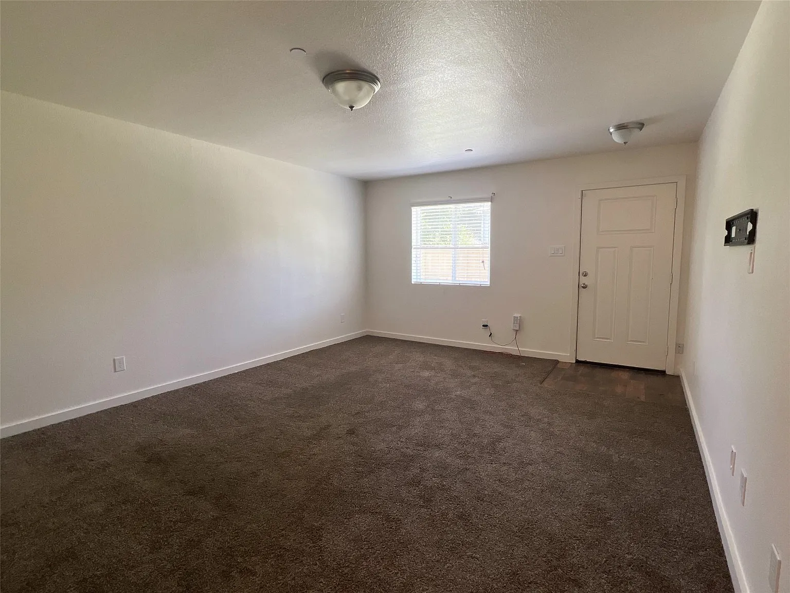 3 bed, 2.5 bath, 1443 sqft, $1,800 — Photo 2