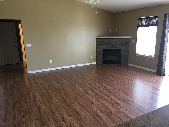 4th image of 1090 SW Latour Peak St