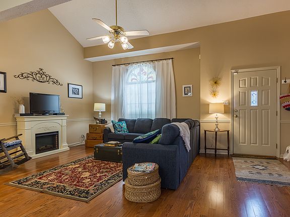 3rd image of 7107 Greenbriar Dr