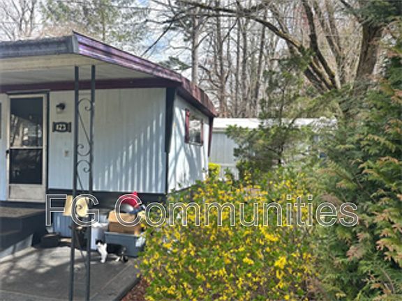 2nd image of 123 Tuckaway Ln