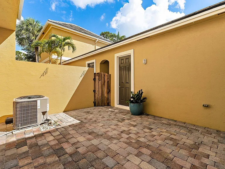 150 Lismore Ln — Photo 40