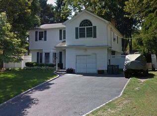 18 Frederick Ave, Lake Grove, NY 11755