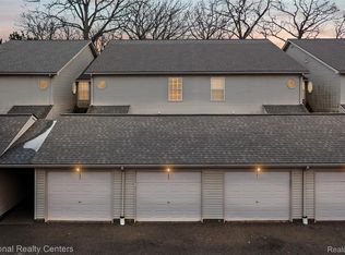 4967 Oak Hill Dr, Waterford, MI 48329