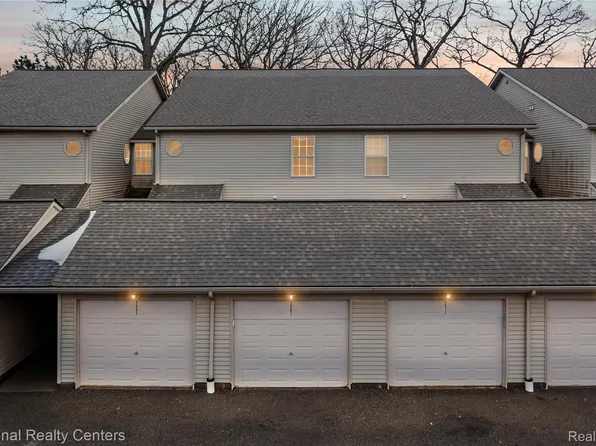 4967 Oak Hill Dr, Waterford, MI 48329