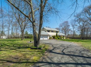 1 Revlon Ct, Holtsville, NY 11742