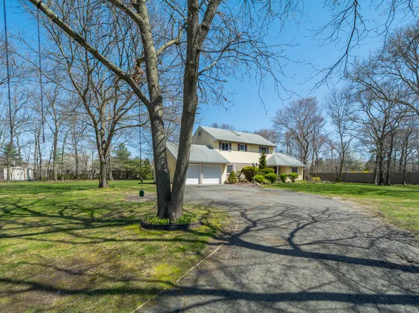 1 Revlon Ct, Holtsville, NY 11742