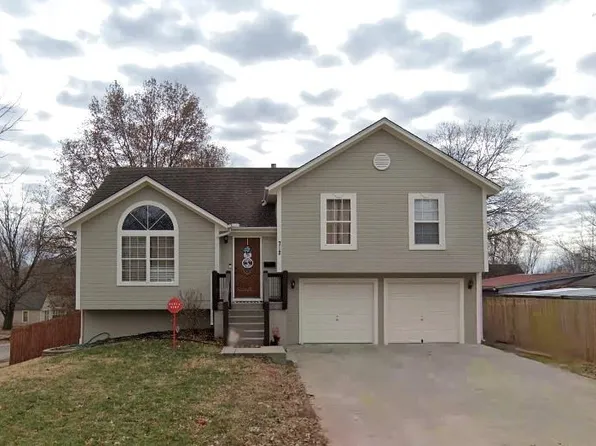 712 Locust St, Pleasant Hill, MO 64080