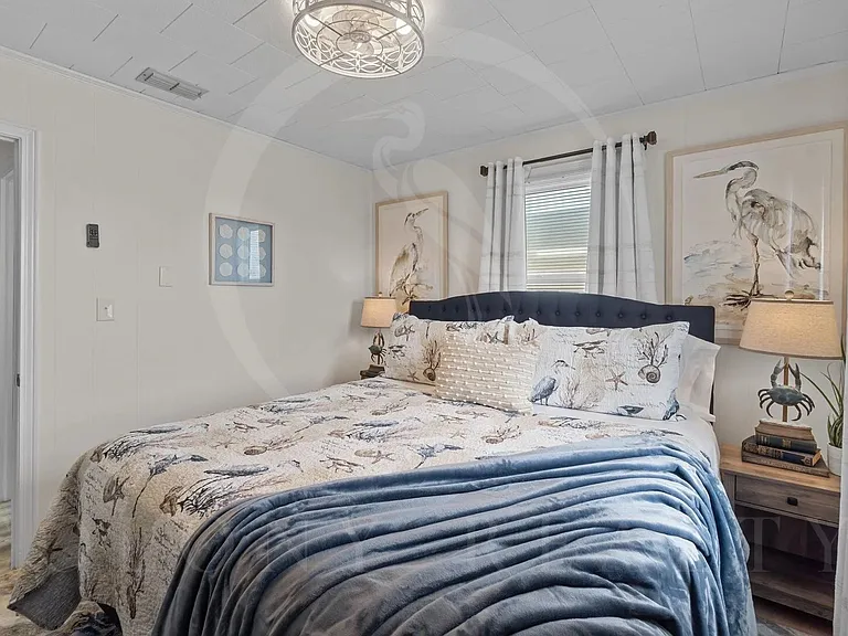 209 E Walker St — Photo 15