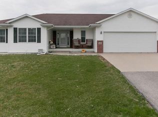 405 6th St E, Newhall, IA 52315