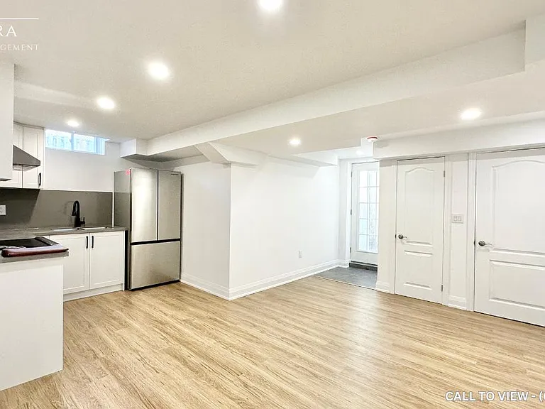 1558 Somergrove Cres #2 — Photo 2