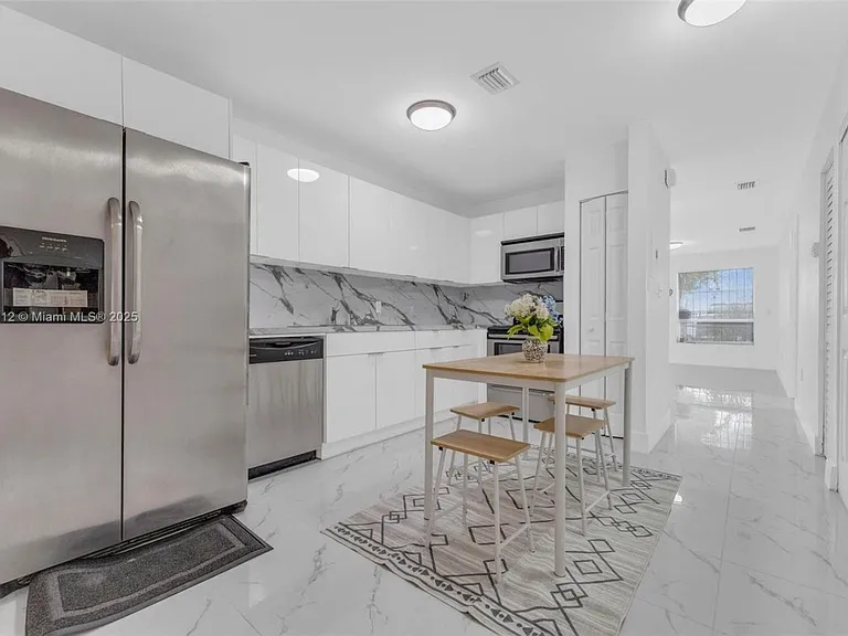 2401 SW 102nd Ave — Photo 5