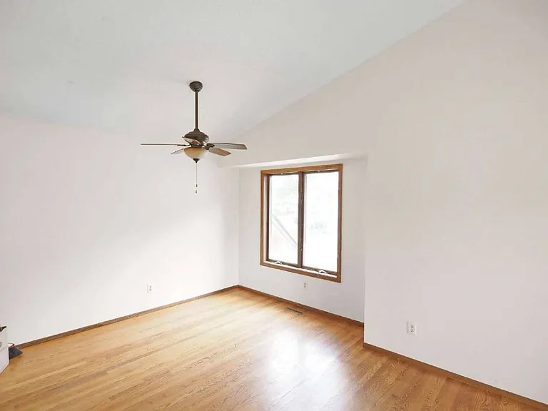 936 Sherwood Rd — Photo 3