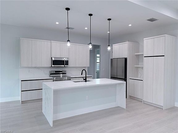 5th image of 472 12TH ST NE