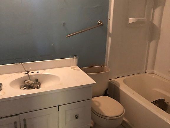 4th image of 4404 W Oakland St