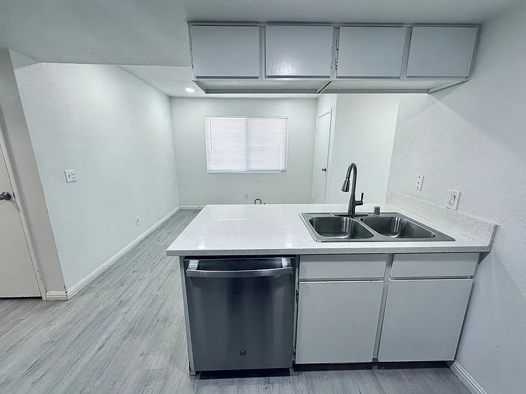 4225 Stewart Ave — Photo 7