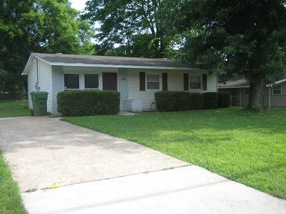 Move in ready and maintence free!