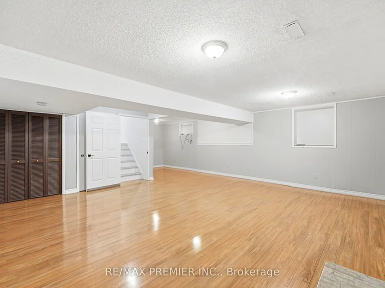 21 Avon Cres #MIDDLE LOWER — Photo 19