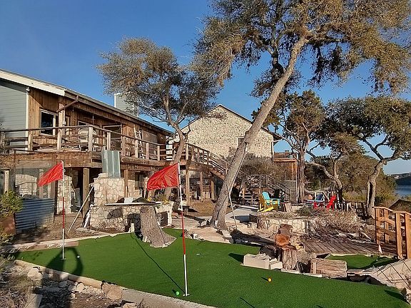 Putting green / tee box