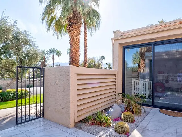 135 Desert West Dr — Photo 10