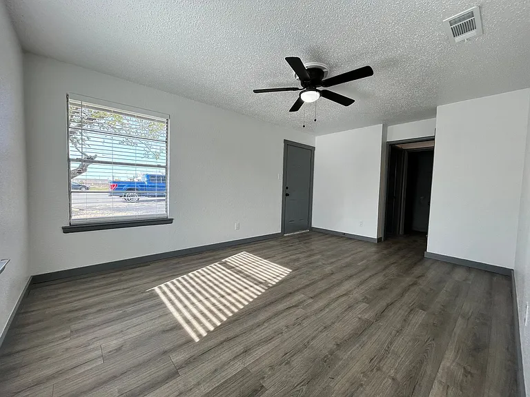 2526 Louise St #A — Photo 11