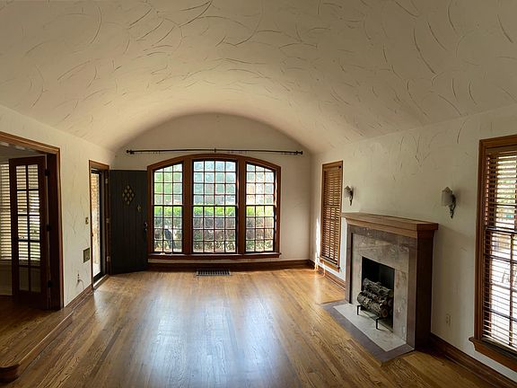 Living Room w/Barrel Ceiling