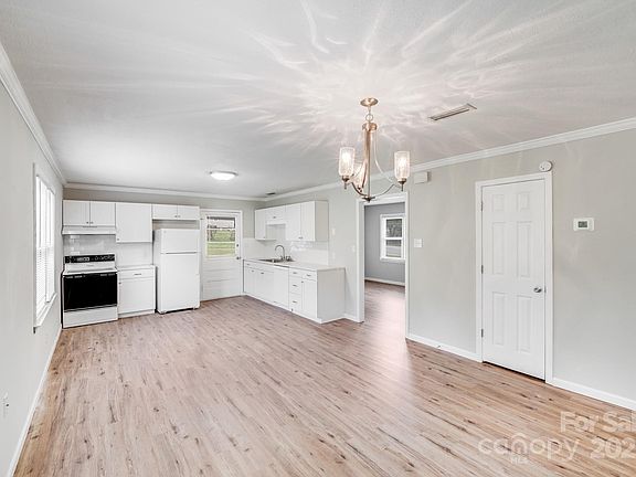 3rd image of 218 Valleybrook Ln