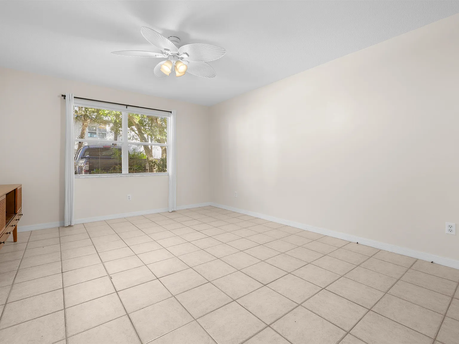3 bed, 1359 sqft, $2,500 — Photo 4