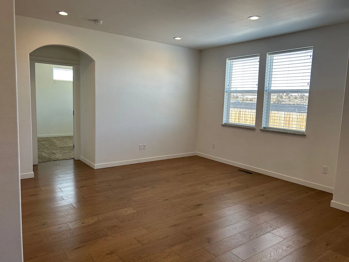 Modern 3-Bedroom Home with Large Fenced Backyard — Photo 4