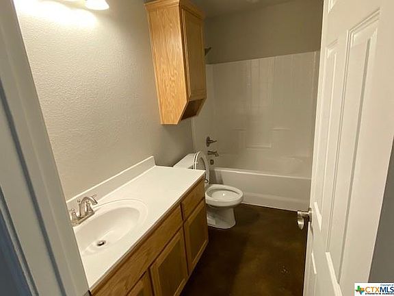 4th image of 906 E Avenue B