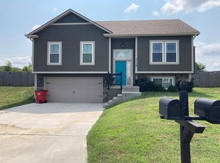 1115 SW 10th Ter, Oak Grove, MO 64075