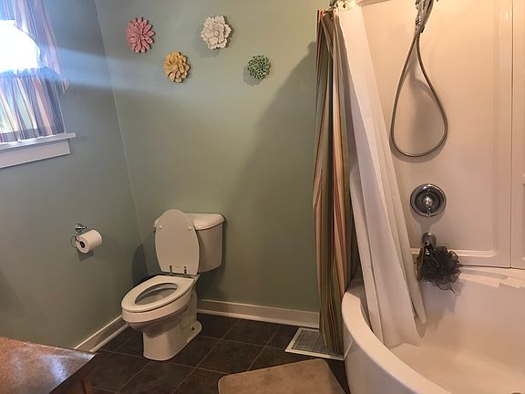 3rd image of 828 Crew Ave