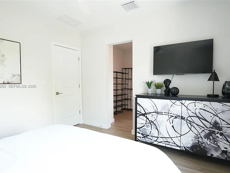 211 SE 4th St #3 — Photo 23