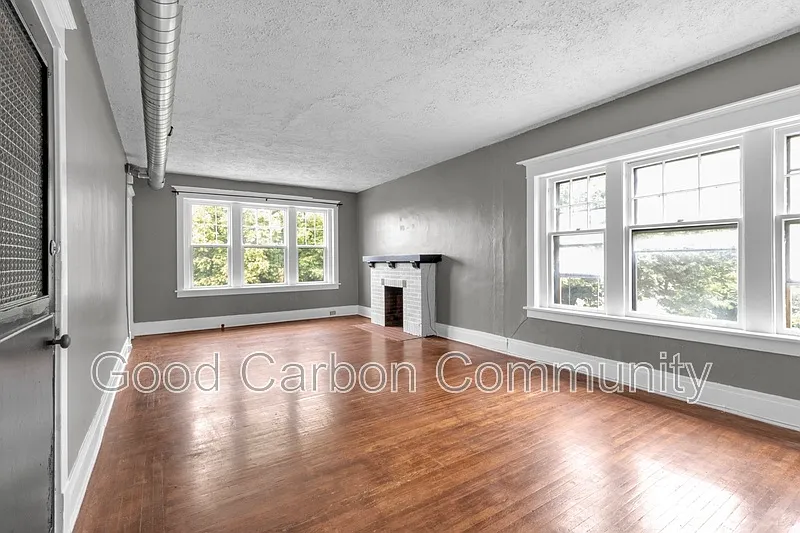 81 Saranac Ave #UPPER