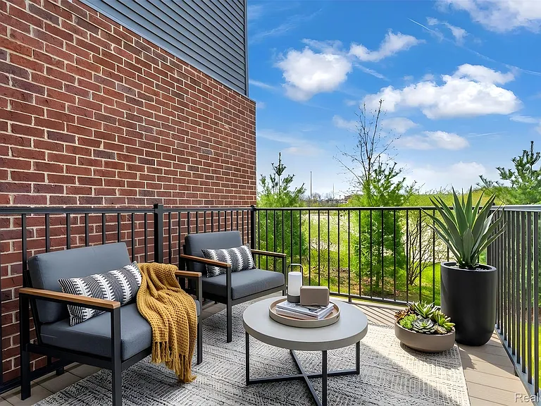 313 Strawberry Dr #5 — Photo 5
