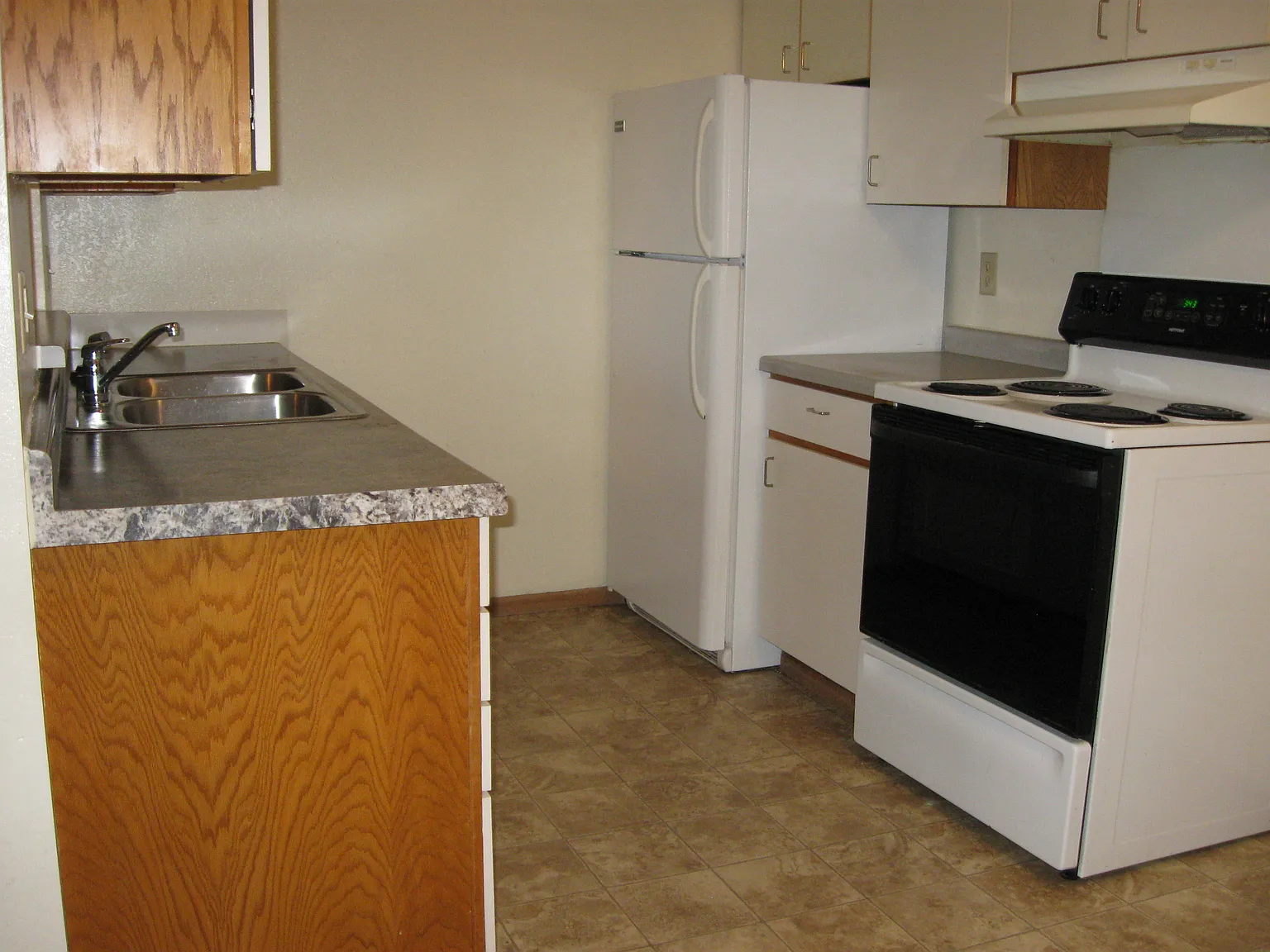 2 bed, 750 sqft, $965 — Photo 2