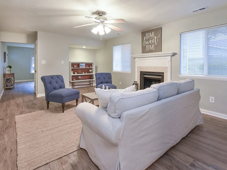1423 Goldfinch Ln — Photo 9