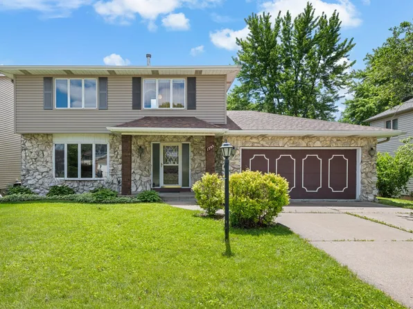1705 Queens Dr, Bettendorf, IA 52722