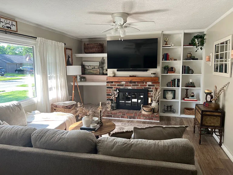428 Lynn Dr — Photo 2