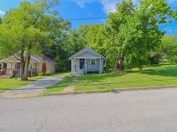 4th image of 844 Troup Ave