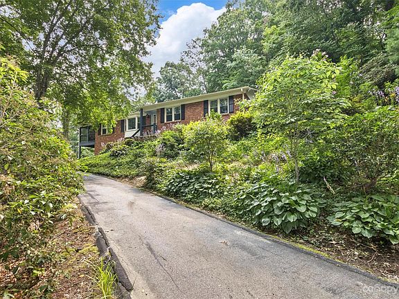 3rd image of 426 Deerhaven Ln