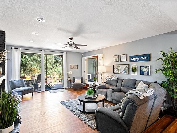 4th image of 1825 Edgebrook Dr Unit A