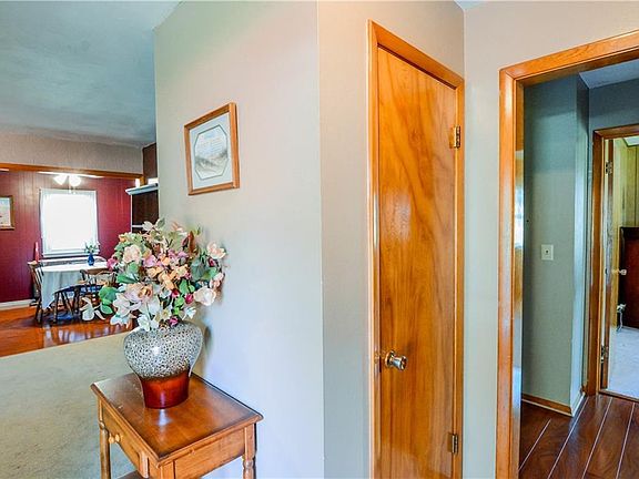 3rd image of 8 Eastview Dr