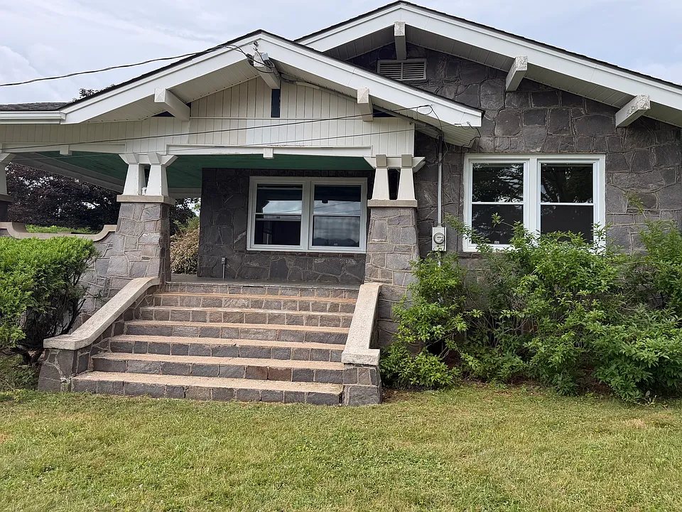18 Mountain View St