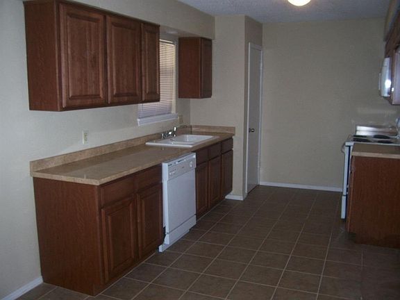 3rd image of 918 Harrington Dr
