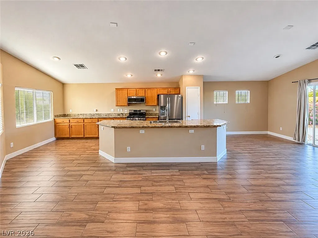 3 bed, 2.0 bath, 1637 sqft, $2,275 — Photo 2