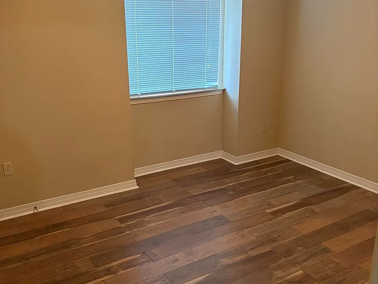 913 W Rothland St #A — Photo 25