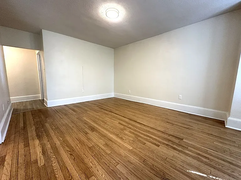 Queen Lane Manor — Photo 48