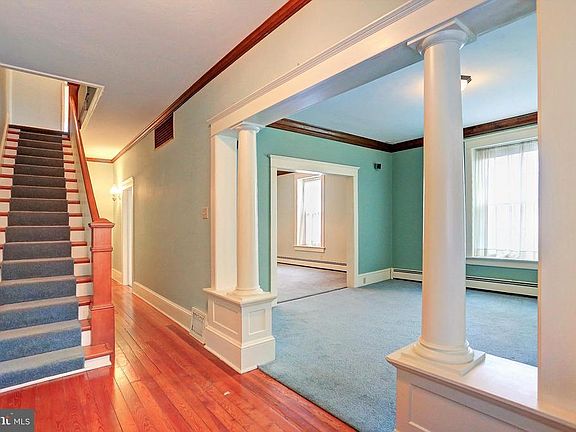 3rd image of 216 Lincolnway E